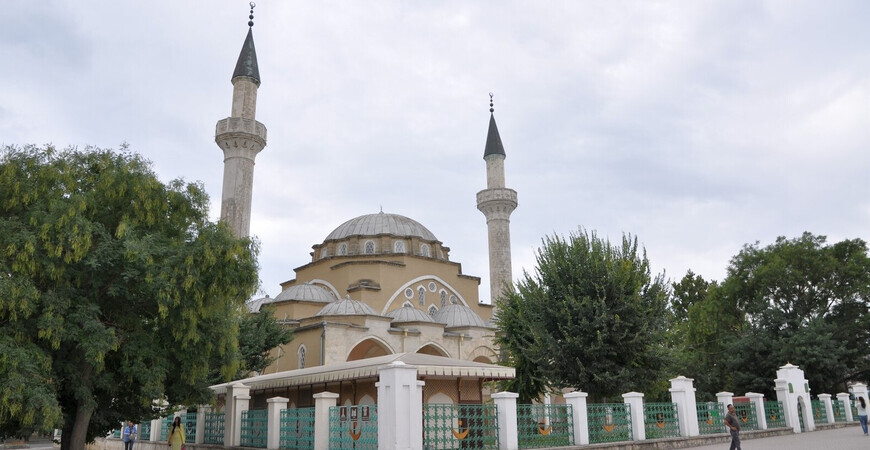 Джума-Джами (Хан-Джами, также Мечеть ) — соборная пятничная мечеть в Евпатории